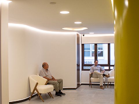 Pasillo de acceso a los gabinetes de la clínica de Málaga