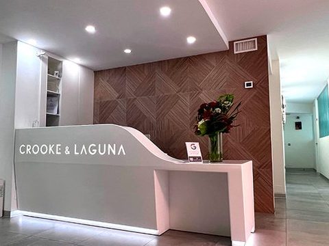 Recepción de la clínica de Málaga con el rótulo Crooke & Laguna