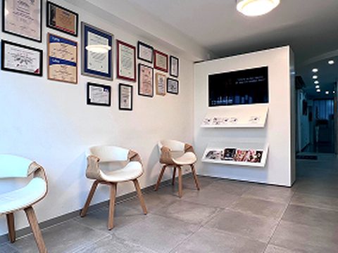 Sala de espera de la clínica de Málaga, con los diplomas del equipo